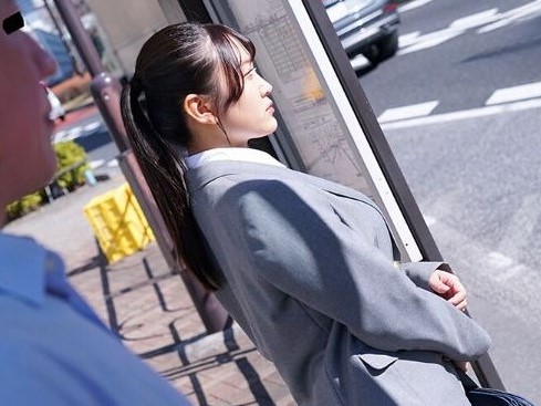 通学バスでロリ可愛い爆乳JKが背後から乳揉み痴漢され悶絶アクメ